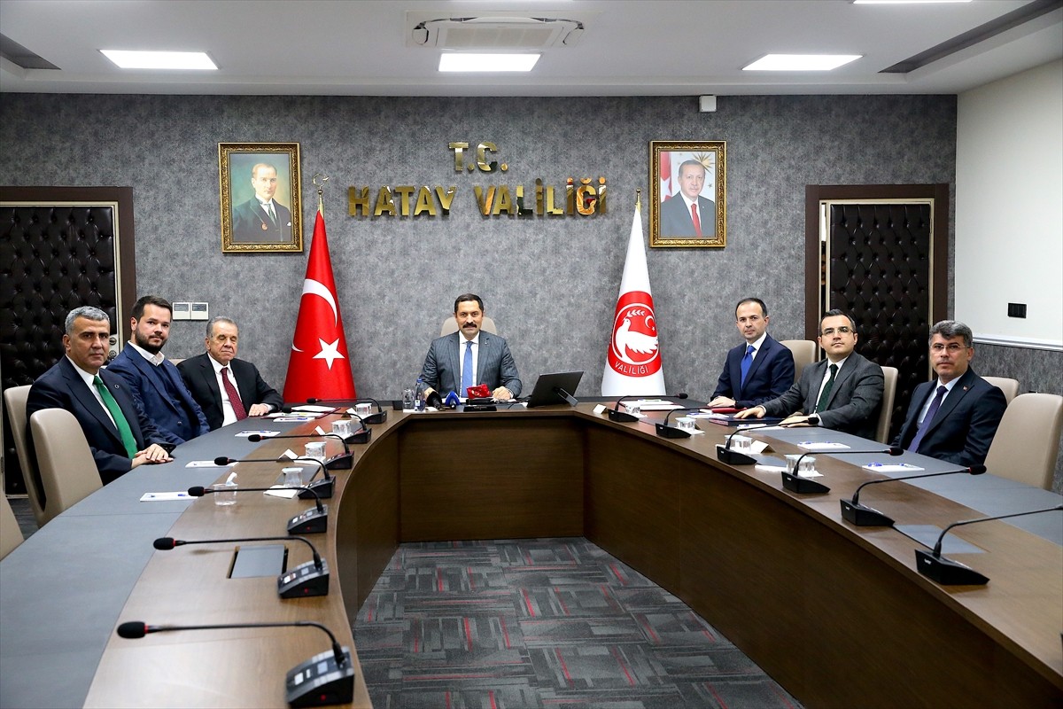 Hatay'ın Payas ilçesinde iş insanı Recep Atakaş'ın (sol 2) desteğiyle 24 derslikli lise inşa...