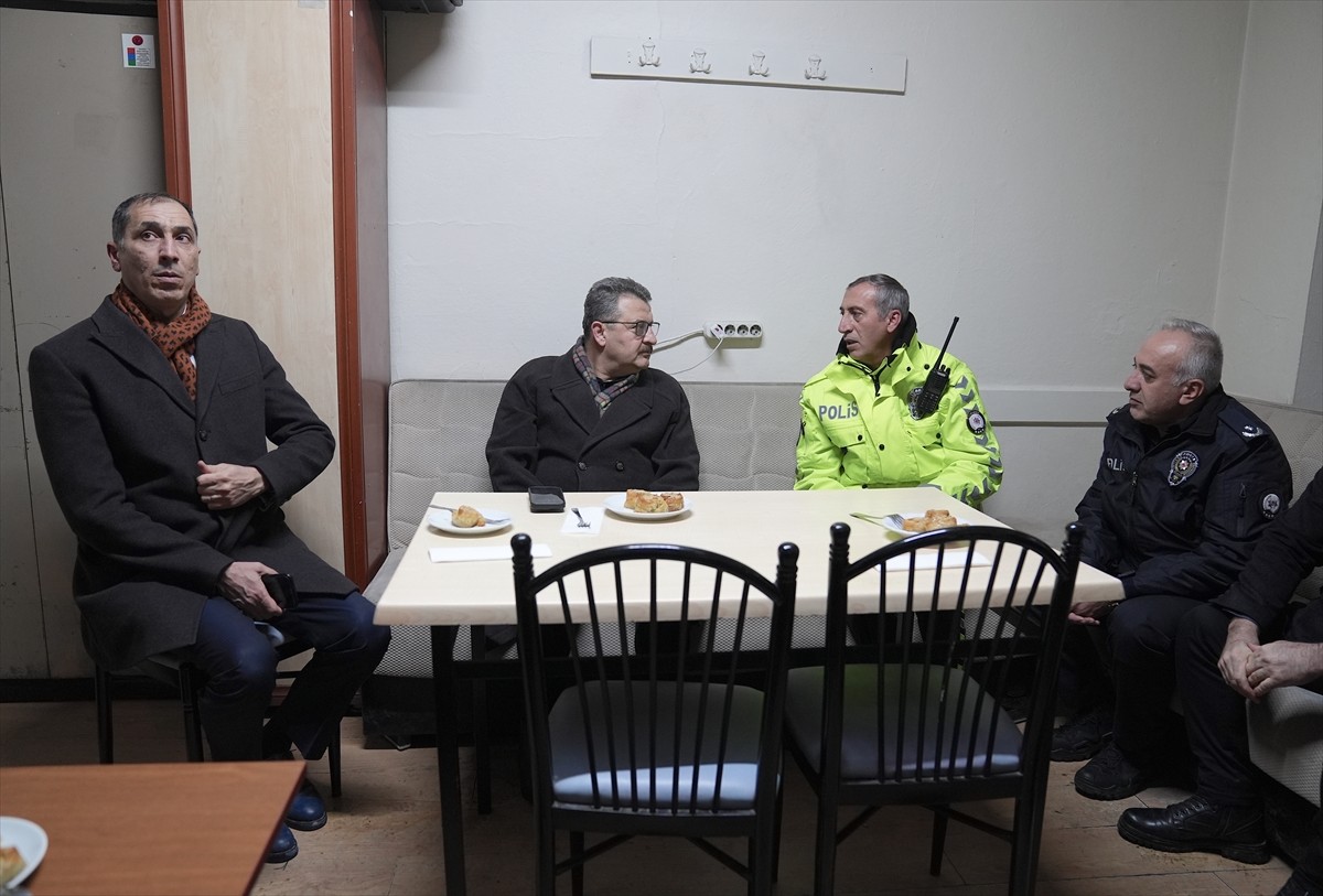 Hava sıcaklığının yaklaşık sıfırın altında 20 dereceye kadar düştüğü Erzurum'da polis ekipleri...