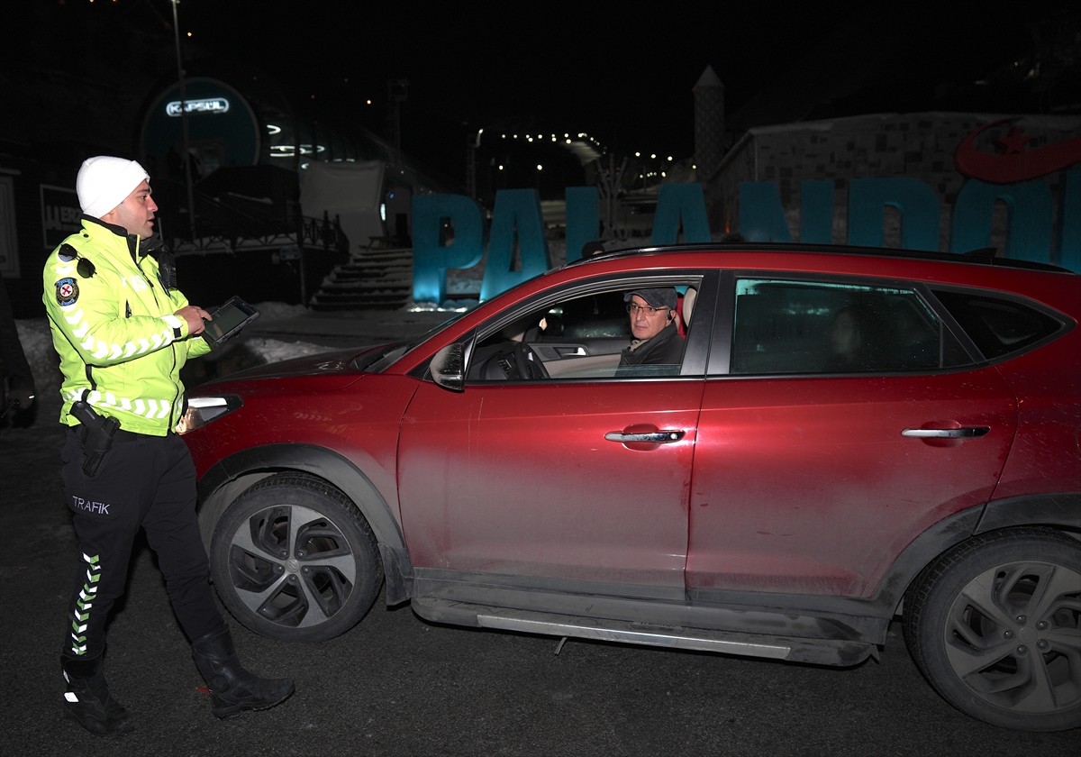 Hava sıcaklığının yaklaşık sıfırın altında 20 dereceye kadar düştüğü Erzurum'da polis ekipleri...
