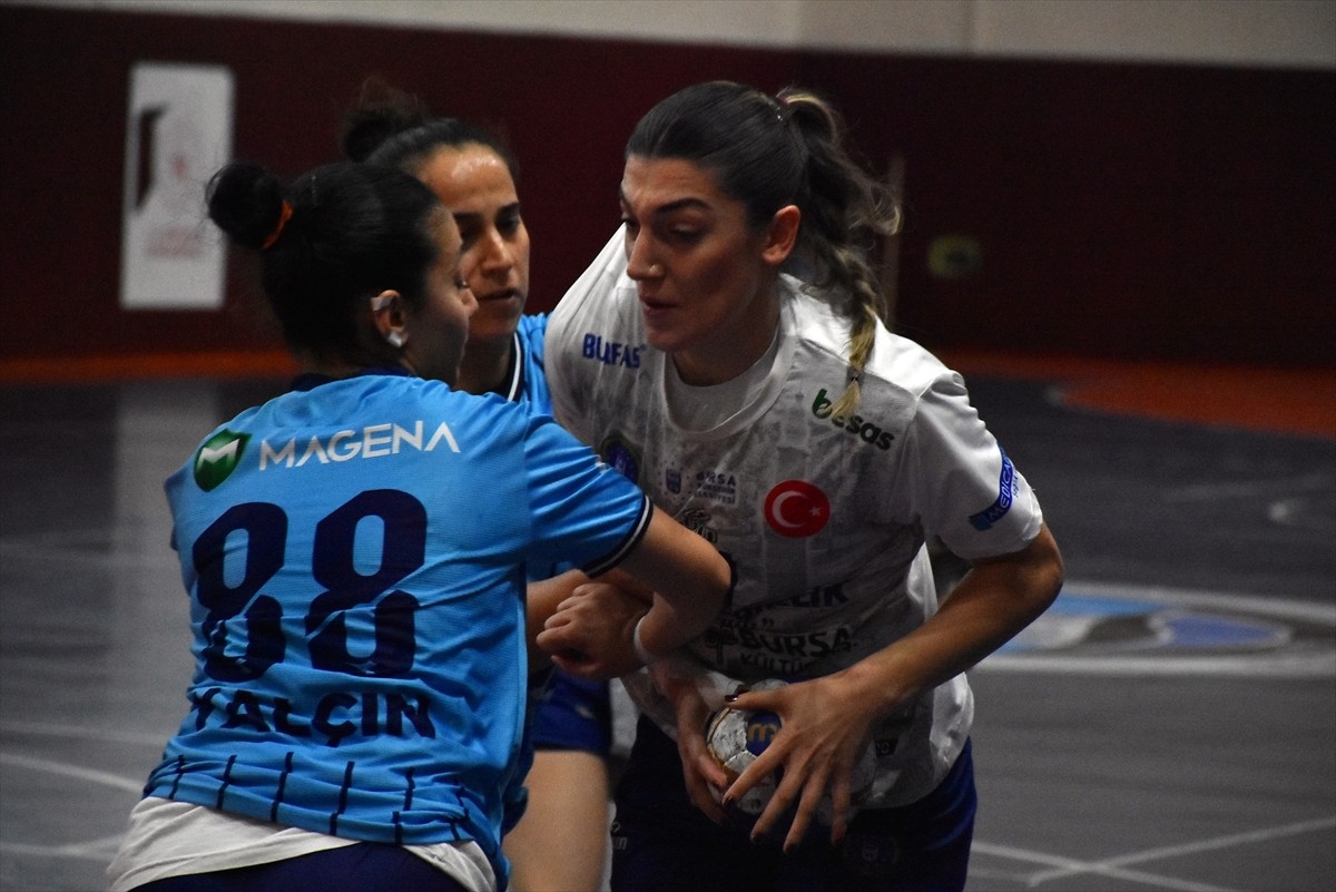 Hentbol Kadınlar Süper Ligi'nin 8. haftasından ertelenen maçta Bursa Büyükşehir Belediyespor...