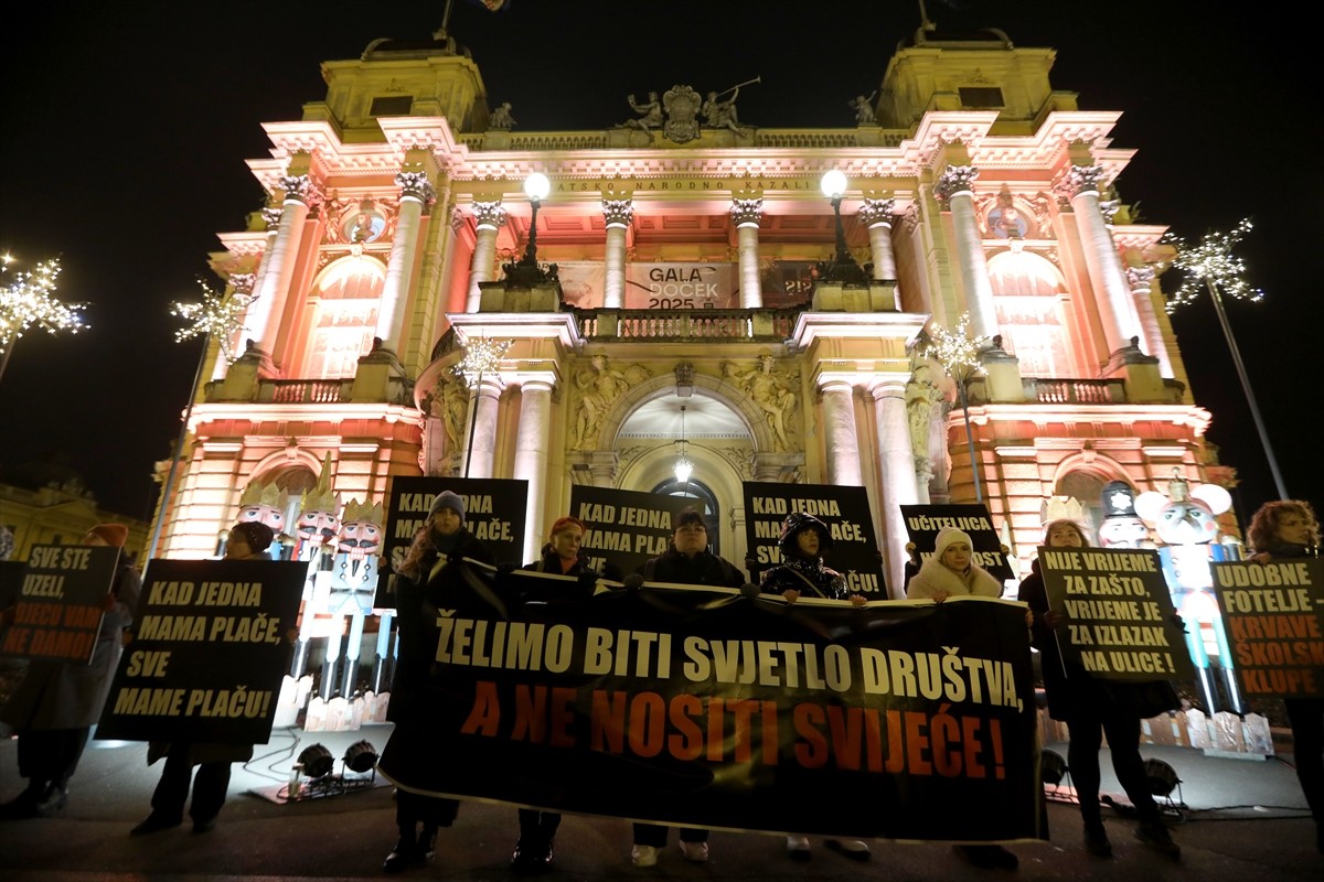 Hırvatistan'ın başkenti Zagreb'de bir araya gelen öğretmen sendikaları, okullardaki şiddet...