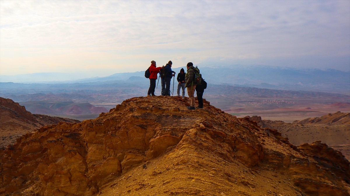 Iğdırlı dağcılar, "11 Aralık Uluslararası Dünya Dağ Günü" kapsamında Türkiye'nin Ermenistan...