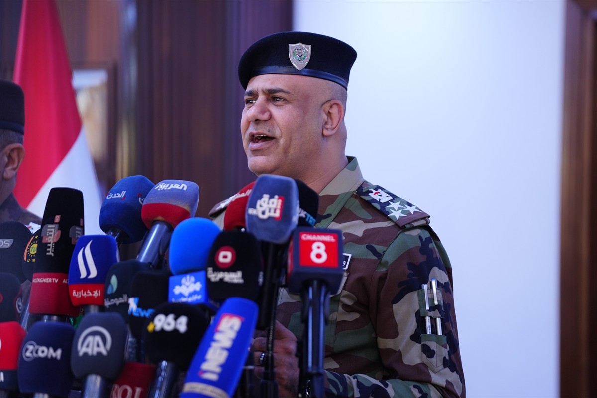 Irak İçişleri Bakanlığı Sözcüsü Mikdad Miri (sağda) ile Irak Sınır Kuvvetleri Komutanı Muhammed...