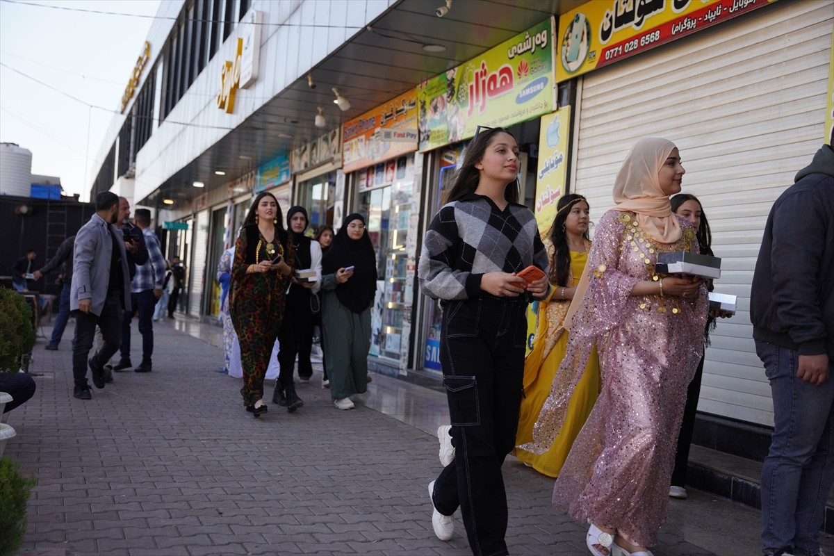  Irak’ın Süleymaniye kentinde yaşayan Suriyeliler, 61 yıllık Baas rejiminin çöküşü ve Esed ailesi...