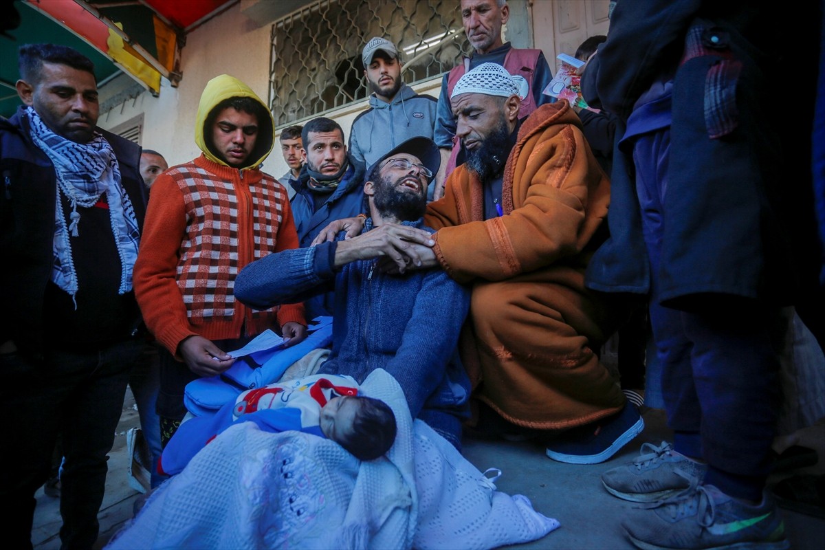 İsrail'in 7 Ekim 2023'ten bu yana saldırılarını sürdürdüğü ve nüfusunun neredeyse tamamını...