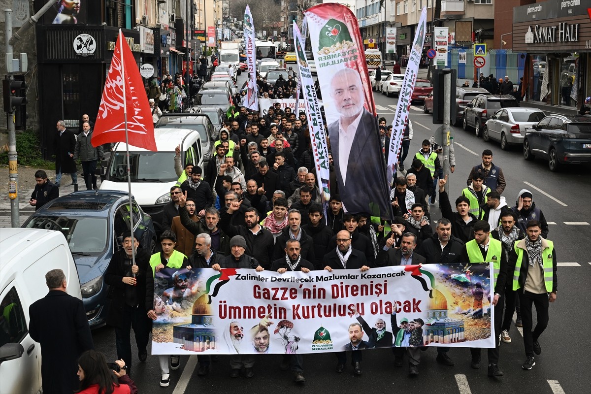 İsrail'in Gazze'ye yönelik saldırılarına karşı Üsküdar'da protesto düzenlendi. Peygamber...