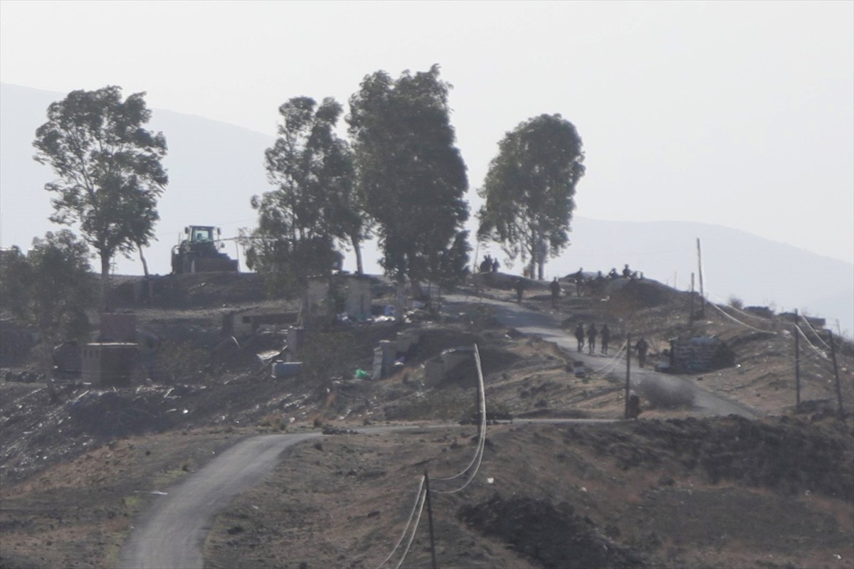 İsrail, Baas rejiminin devrildiği Suriye'nin Dera kentindeki Yermuk havzasında yer alan 2 köyü...