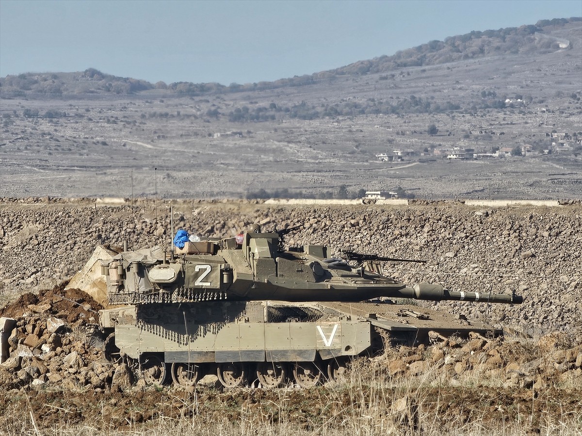 İsrail ordusunun, Suriye'nin Kuneytra ilinin Süveyse köyündeki işgali protesto eden sivillere ateş...