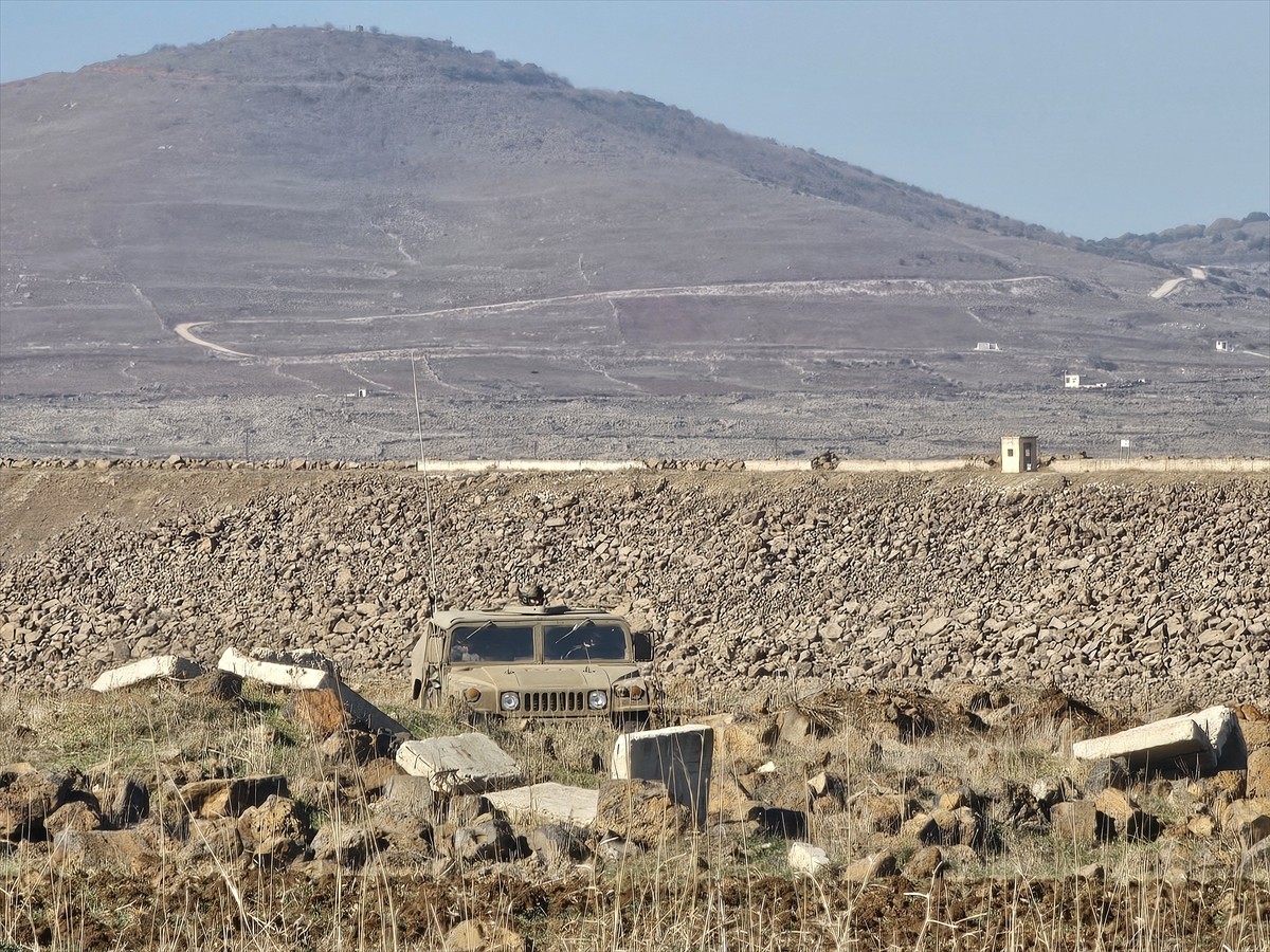 İsrail ordusunun, Suriye'nin Kuneytra ilinin Süveyse köyündeki işgali protesto eden sivillere ateş...