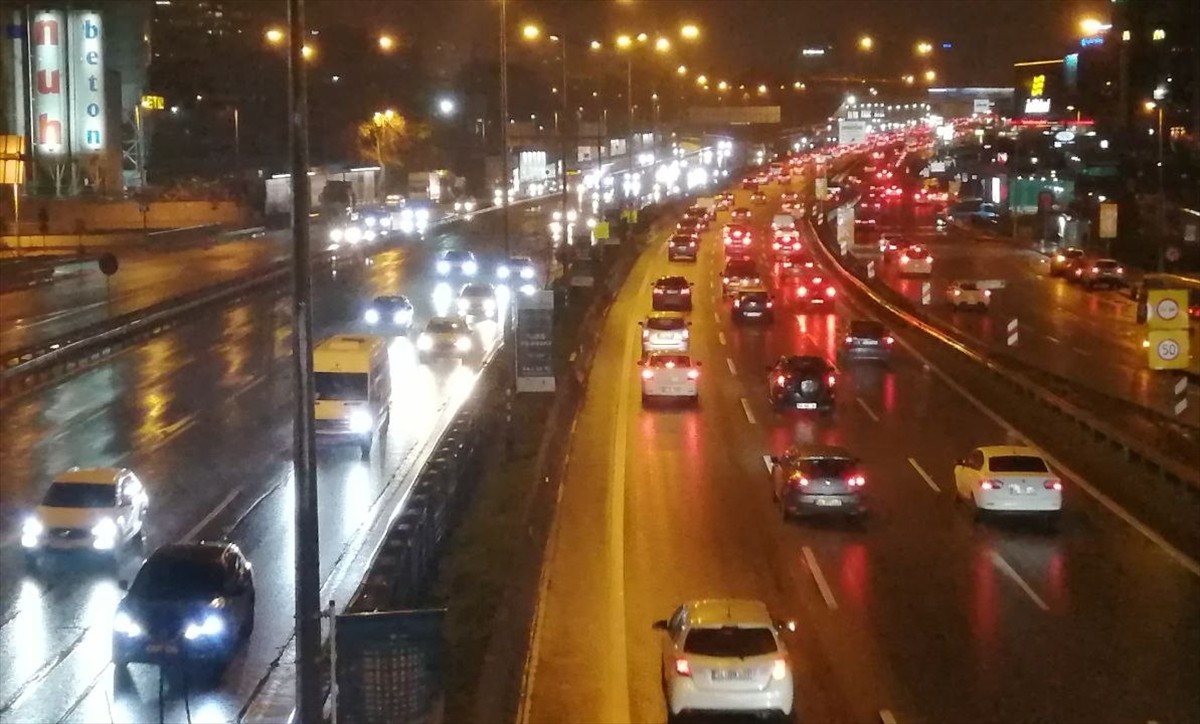 İstanbul'da öğlen başlayan ve bazı bölgelerde aralıklarla devam eden sağanak hayatı olumsuz...