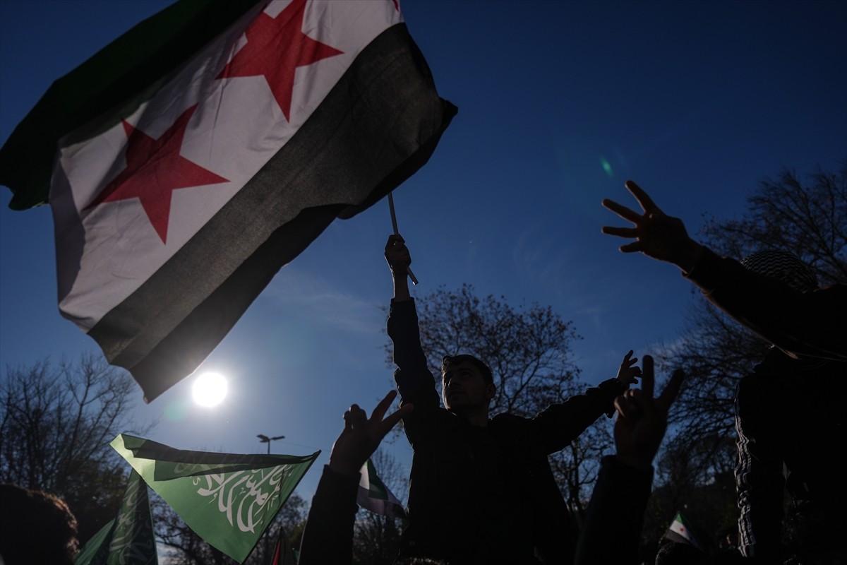 İstanbul'da yaşayan çok sayıda Suriyeli, 61 yıllık Baas rejiminin devrilmesini Fatih'teki...