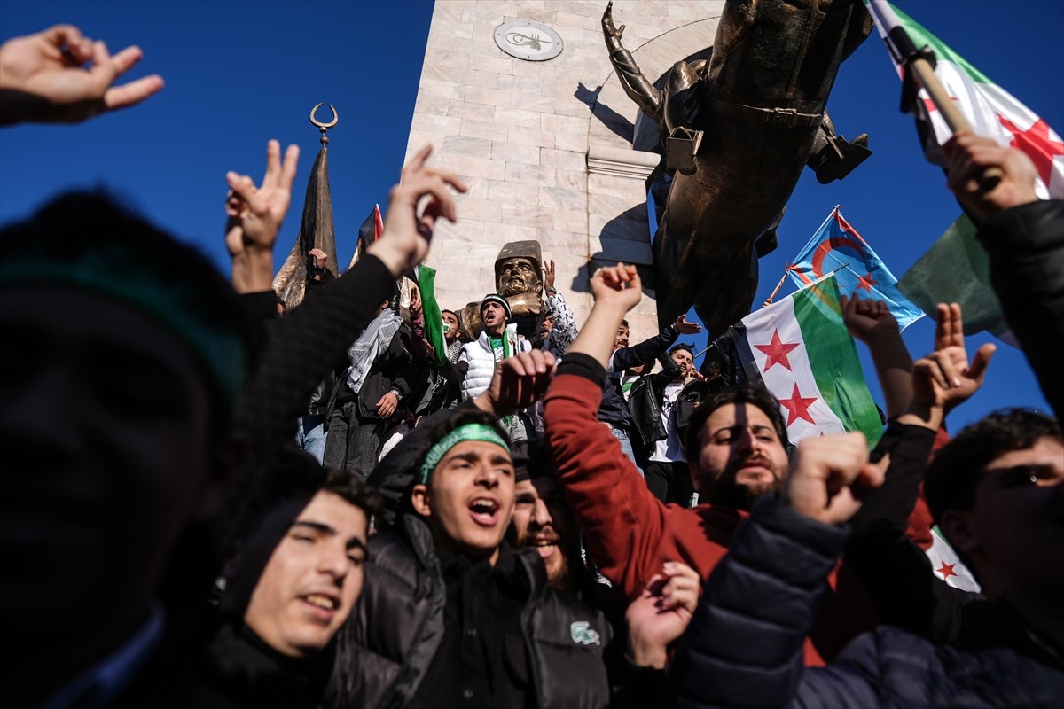 İstanbul'da yaşayan çok sayıda Suriyeli, 61 yıllık Baas rejiminin devrilmesini Fatih'teki...