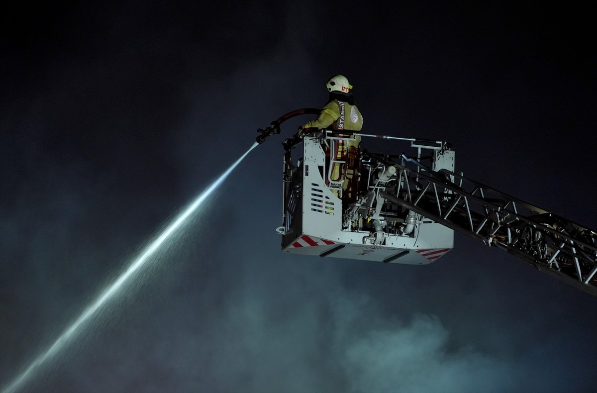  İstanbul Esenyurt'ta bir metal fabrikasında çıkan yangın itfaiye ekiplerince söndürüldü.