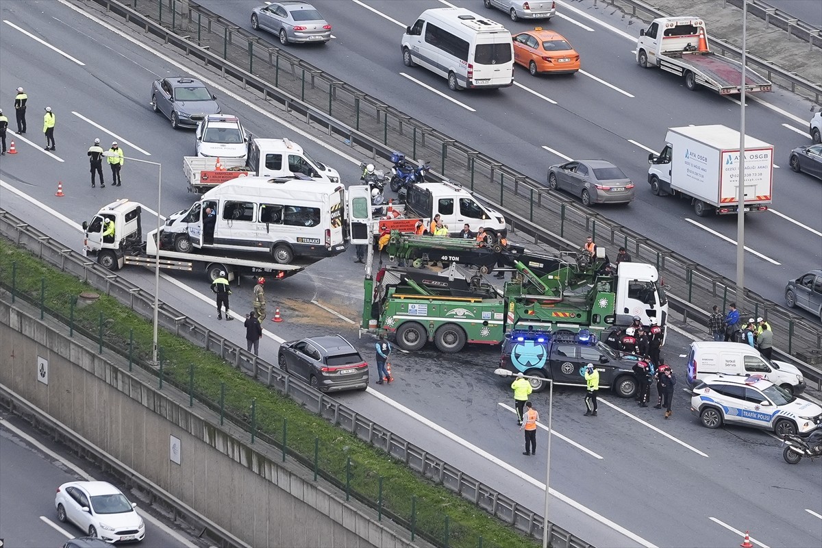 İstanbul Kağıthane'de okul servisi ile hafif ticari aracın çarpışması sonucu 7'si öğrenci 10 kişi...