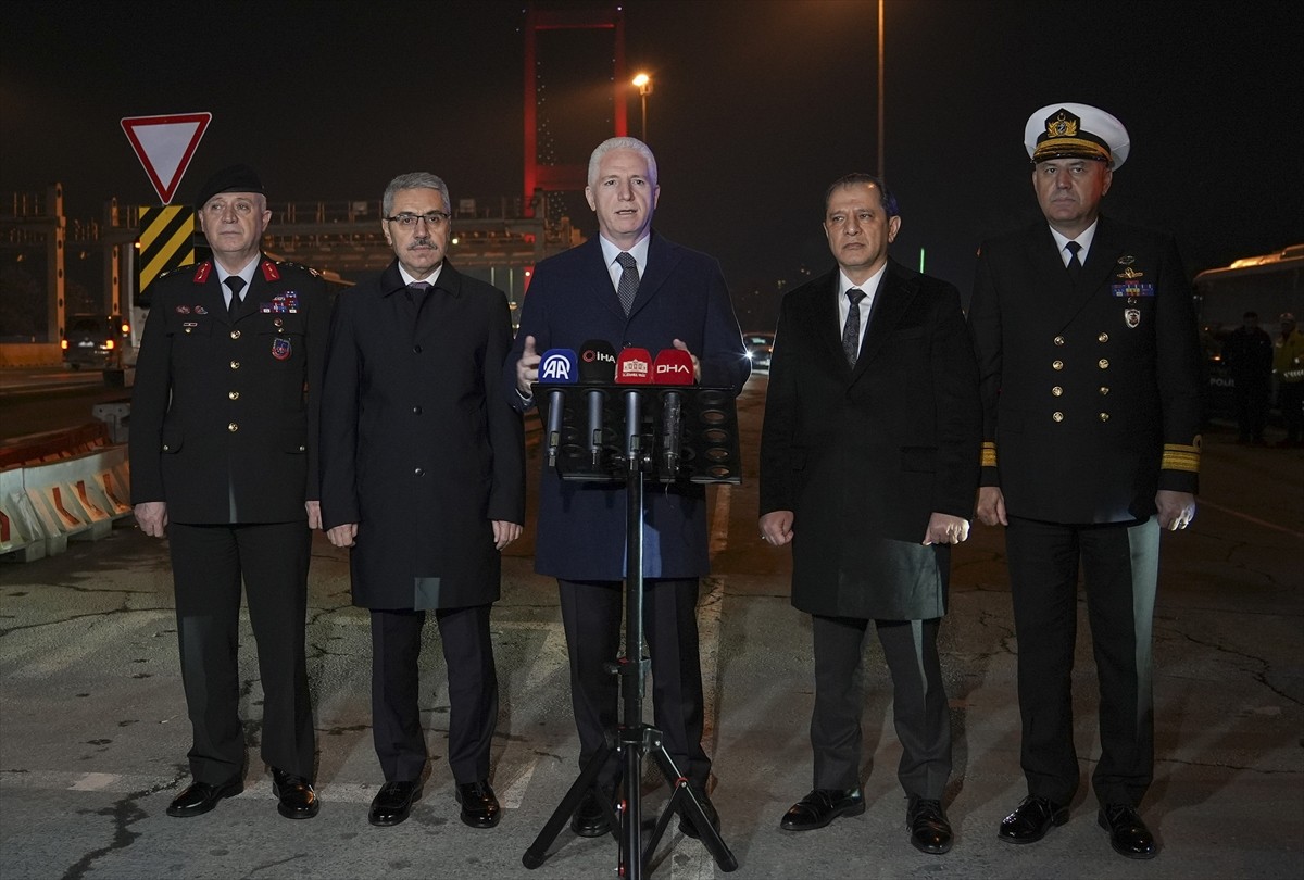 İstanbul Valisi Davut Gül, 15 Temmuz Şehitler Köprüsü'nde uygulama noktasında görev yapan...