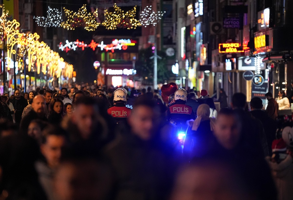 İzmir'de polis ekipleri, yılbaşı tedbirleri kapsamında denetimlerde bulundu. Ekipler yaya...