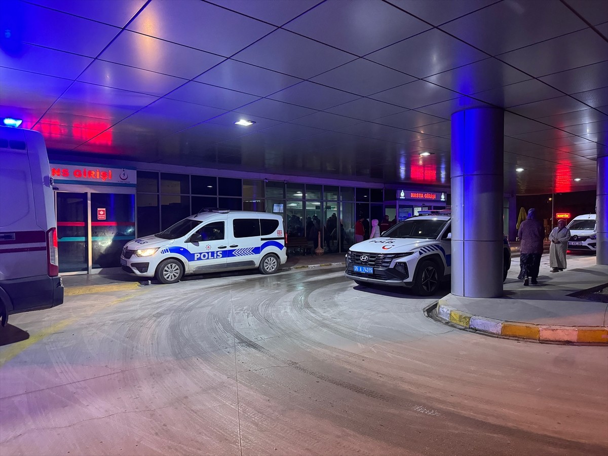 İzmir'in Bornova ilçesinde arkadaş grubu arasında çıkan bıçaklı kavgada 7 kişi yaralandı.