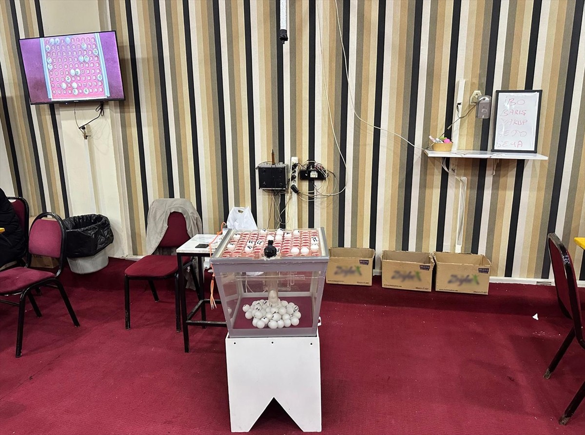 İzmir'in Bornova ilçesinde kumar oynarken yakalanan 128 kişiye, toplam 822 bin 400 lira idari para...