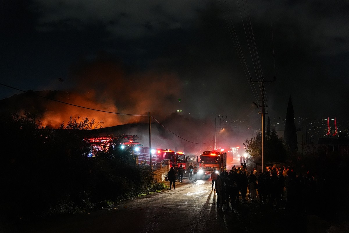 İzmir'in Bornova ilçesinde, Laka Mahallesi'nde bulunan tekstil fabrikasında henüz belirlenemeyen...
