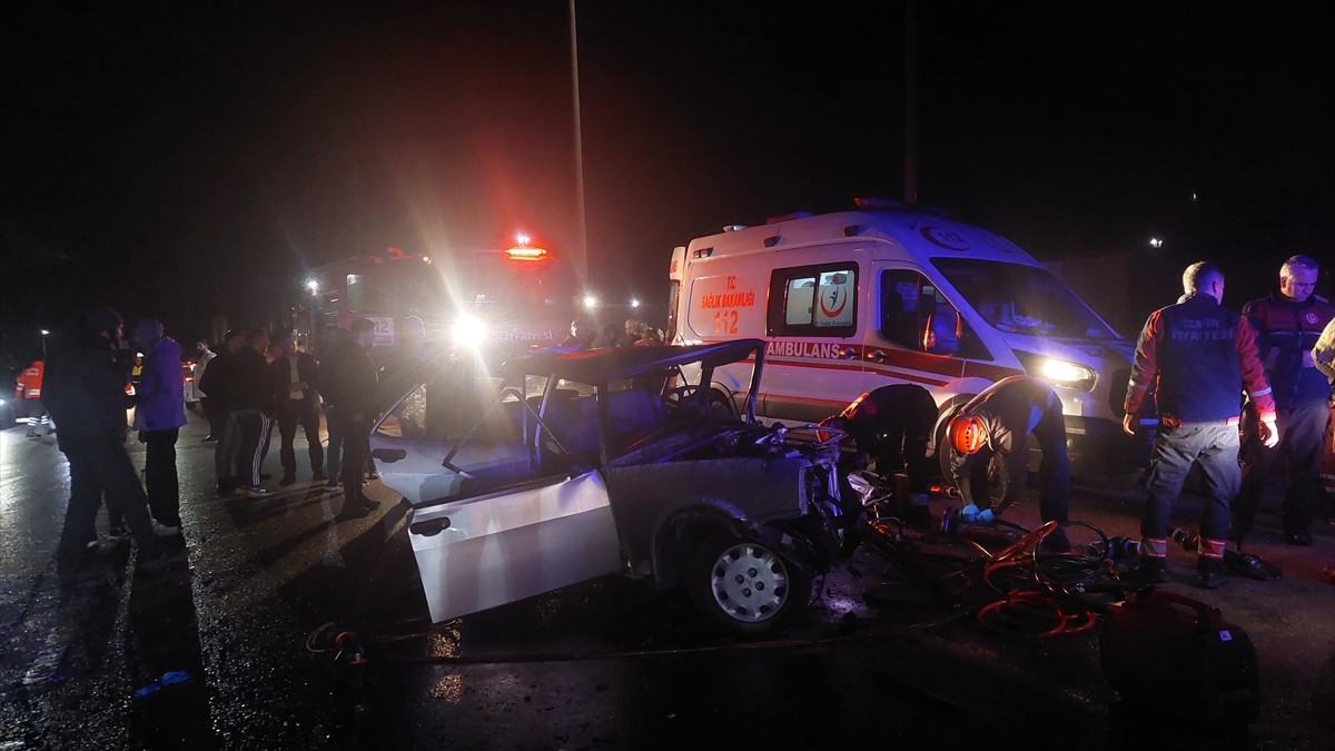 İzmir'in Kemalpaşa ilçesinde çarpışan iki otomobilden birinin ağır yaralanan sürücüsü...