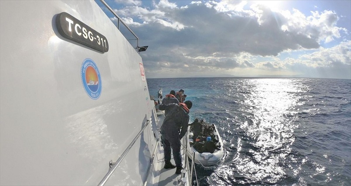 İzmir'in Seferihisar, Çeşme, Dikili ve Menderes ilçeleri açıklarında 101 düzensiz göçmen...