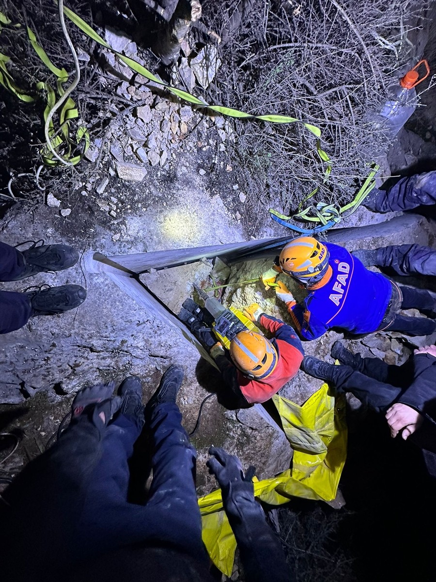 İzmir'in Torbalı ilçesinde kayalıklarda mahsur kalan keçi, AFAD ekiplerince kurtarıldı.