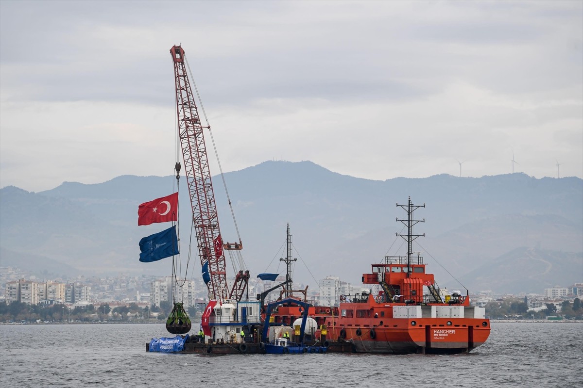 İzmir Körfezi'nin temizlenmesi için dip tarama ve çamur çıkarma çalışmasının başlatıldığı...