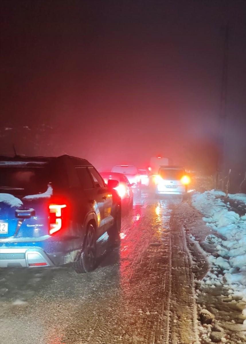 Kar, tipi ve buzlanma nedeniyle Spil Dağı Milli Parkı'nda mahsur kalan araçlar, AFAD, jandarma ve...