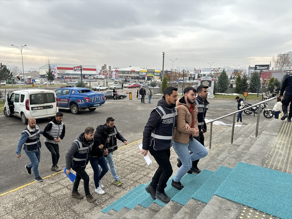 Karaman'da düzenlenen dolandırıcılık operasyonunda gözaltına alınan 3 şüpheli tutuklandı.