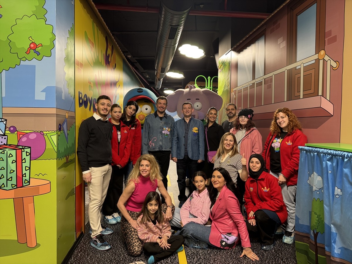 Karikatürist ve yazar Varol Yaşaroğlu'nun kaleme aldığı çocuk karakteri "Kral Şakir"in ilk temalı...