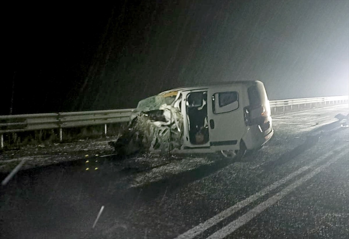 Kars'ın Sarıkamış ilçesinde hafif ticari araç ile tırın çarpışması sonucu 2 kişi yaralandı...