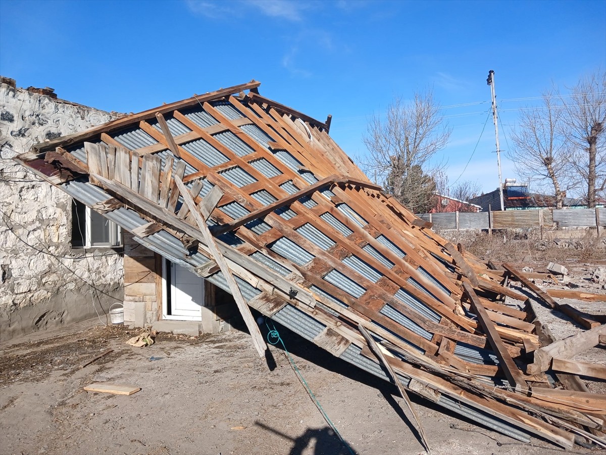 Kars'ın Selim ilçesinde etkili olan şiddetli rüzgar bazı evlerin çatılarına zarar verdi.