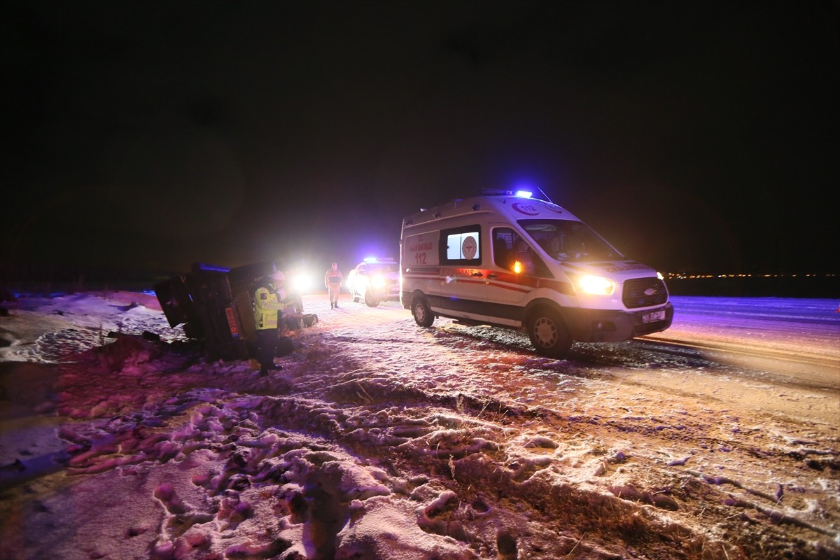 Kars'ta devrilen motokaravandaki 2 Hollandalı turist yaralandı.