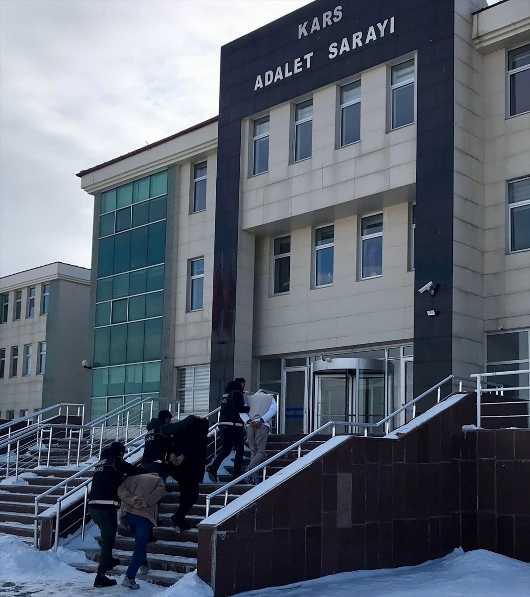 Kars'ta düzenlenen uyuşturucu operasyonunda 3 şüpheli tutuklandı.