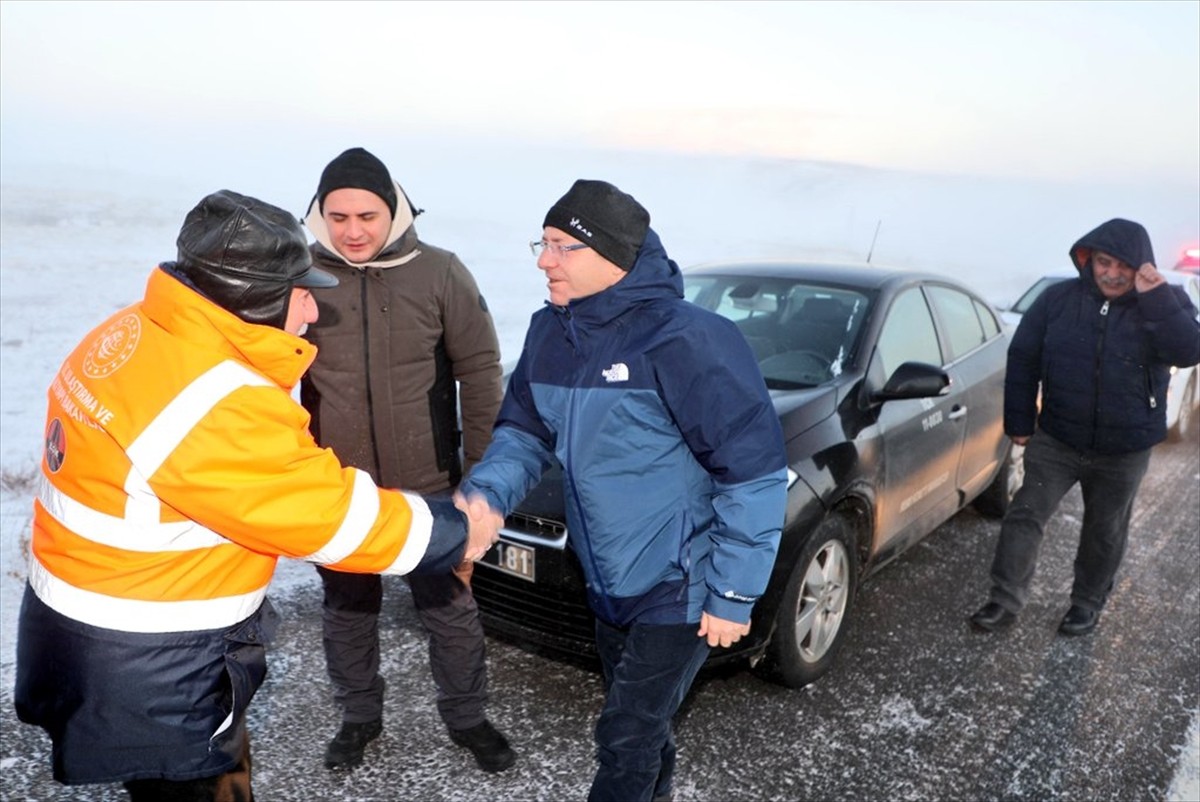 Kars Valisi Ziya Polat, kar ve tipinin etkili olduğu Kars-Ardahan kara yolunda karla mücadele...