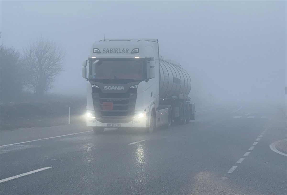 Kastamonu'da, D-765 kara yolunun Ilgaz Dağı kesimi ile İstanbul yolu mevkisinde sis etkili...