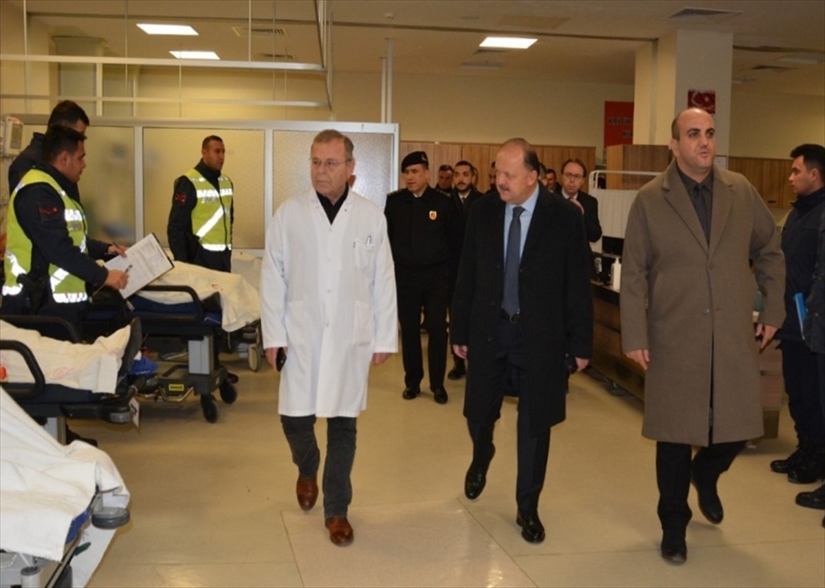 Kastamonu'da devrilen midibüsteki 1 kişi öldü, 23 kişi yaralandı. Vali Meftun Dallı (ortada)...