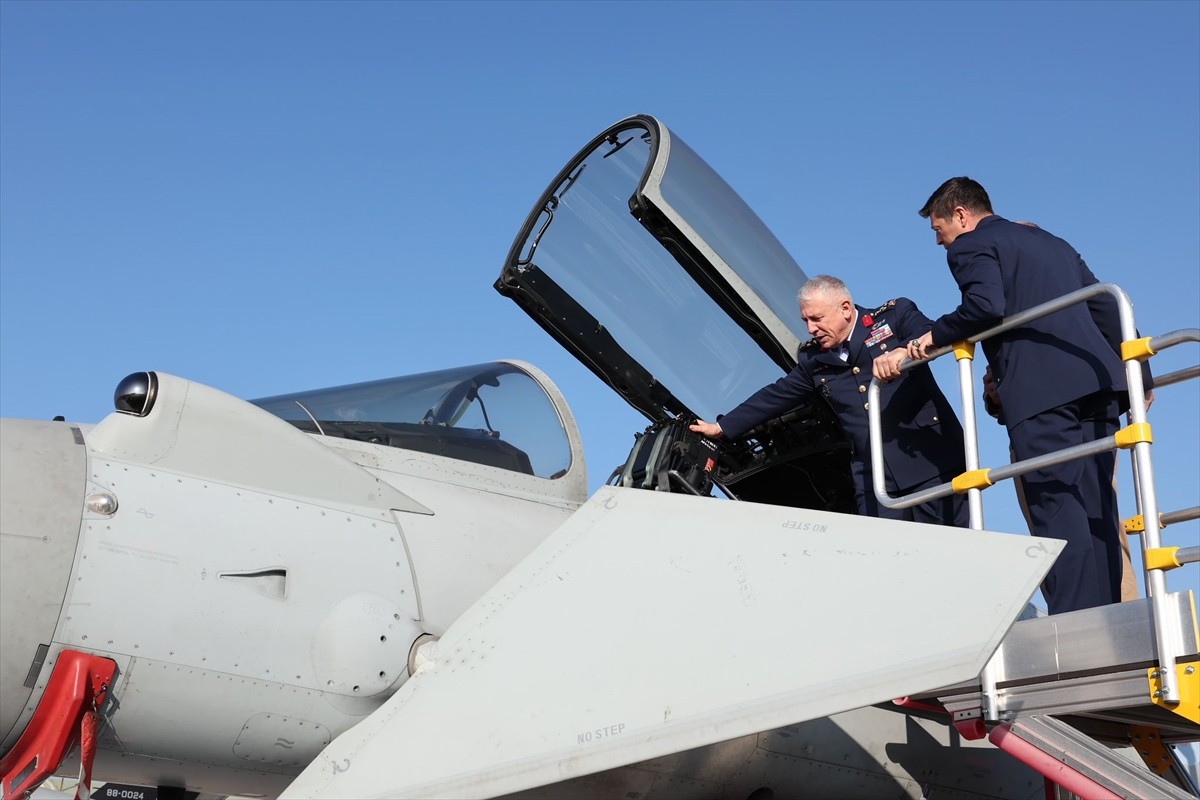 Katar'da tatbikata katılan Birleşik Krallık Hava Kuvvetleri'ne ait Eurofighter Typhoon savaş...