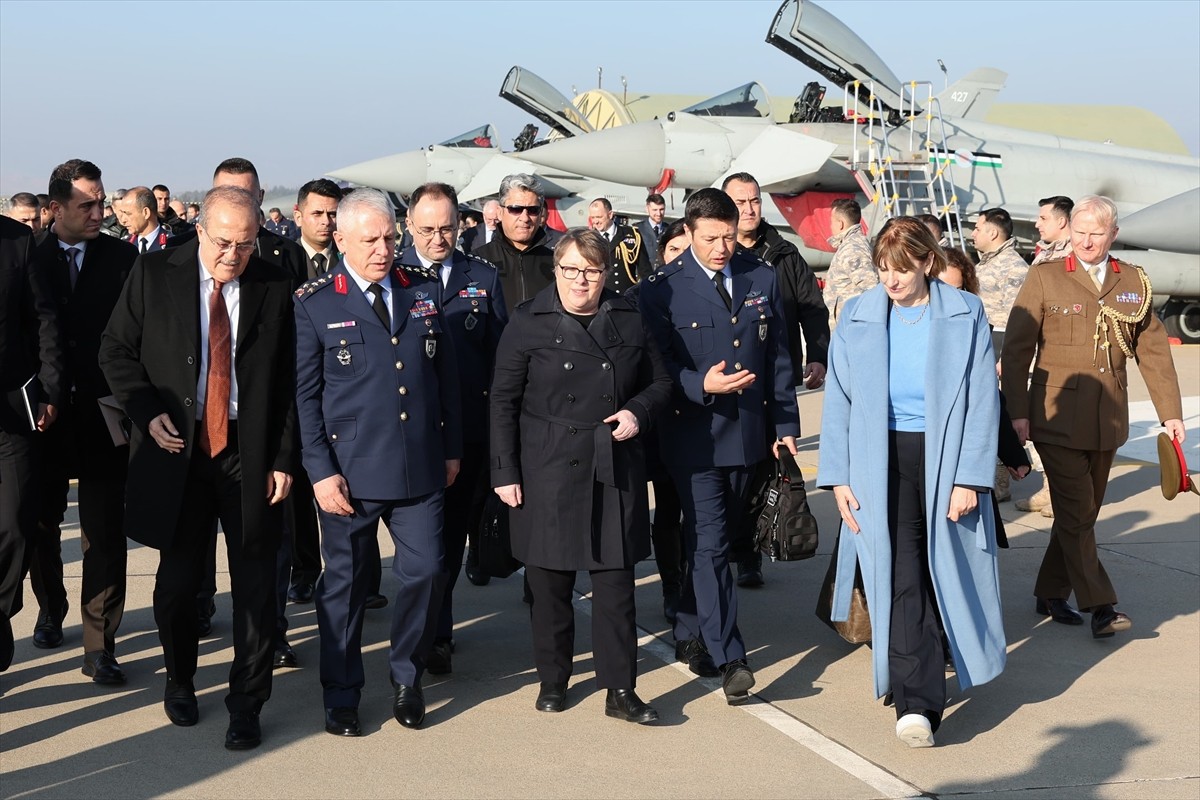 Katar'da tatbikata katılan Birleşik Krallık Hava Kuvvetleri'ne ait Eurofighter Typhoon savaş...