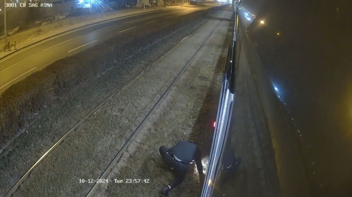 Kayseri'de, Büyükşehir Belediyesi Ulaşım AŞ'de çalışan vatman, raylara bağlanan köpeği, dikkati...