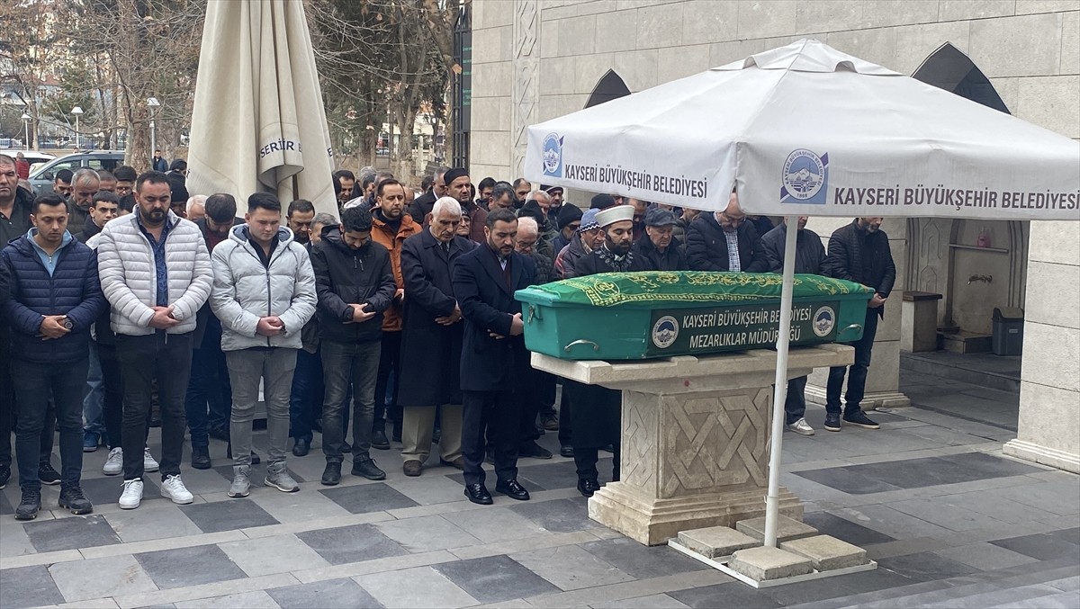 Kayseri'de, parkta çay içen arkadaşlar arasında çıkan bıçaklı kavgada ağır yaralanan kişi hayatını...