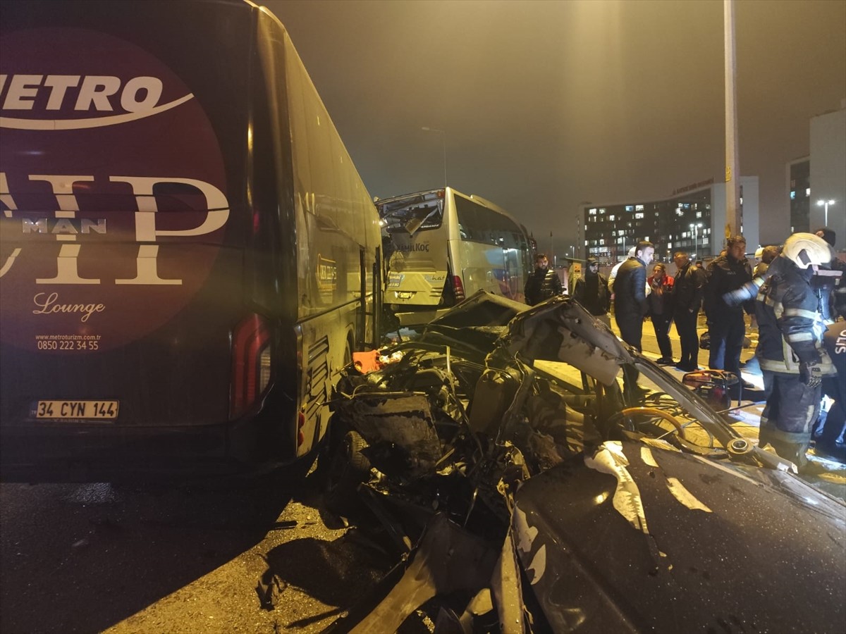 Kayseri'nin Kocasinan ilçesinde 2 yolcu otobüsü ile 1 otomobilin karıştığı trafik kazasında 2 kişi...