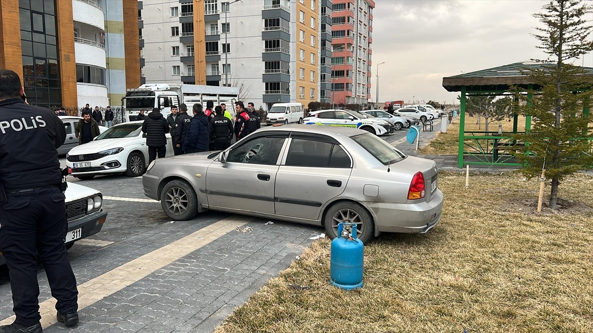 Kayseri'nin Kocasinan ilçesinde "dur" ihtarına uymayarak kaçan otomobilde bir miktar uyuşturucu...