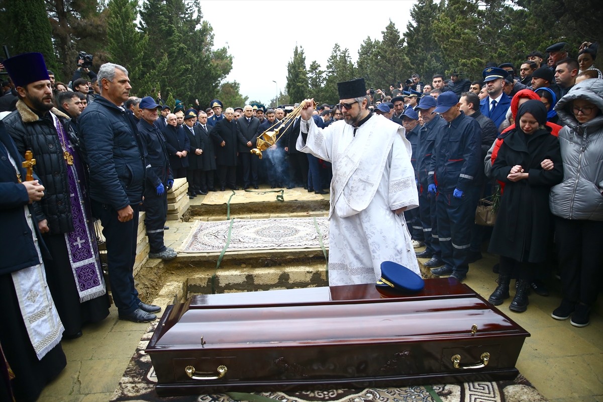 Kazakistan'ın Aktau kenti yakınlarında düşürülen Azerbaycan Hava Yollarına (AZAL) ait yolcu...