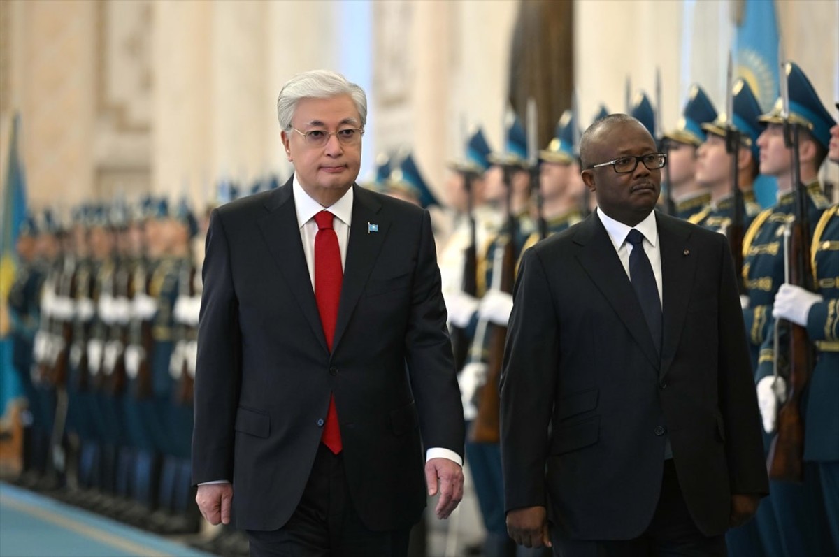 Kazakistan Cumhurbaşkanı Kasım Cömert Tokayev’in (sağda) daveti üzerine Batı Afrika ülkesi...