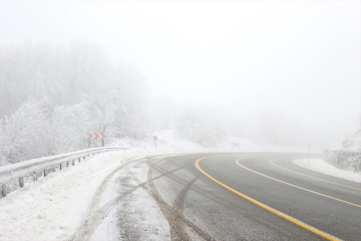 Kırklareli'nin yüksek kesimlerinde kar yağışı etkili oluyor. Demirköy ilçesinin Mahya Tepe...