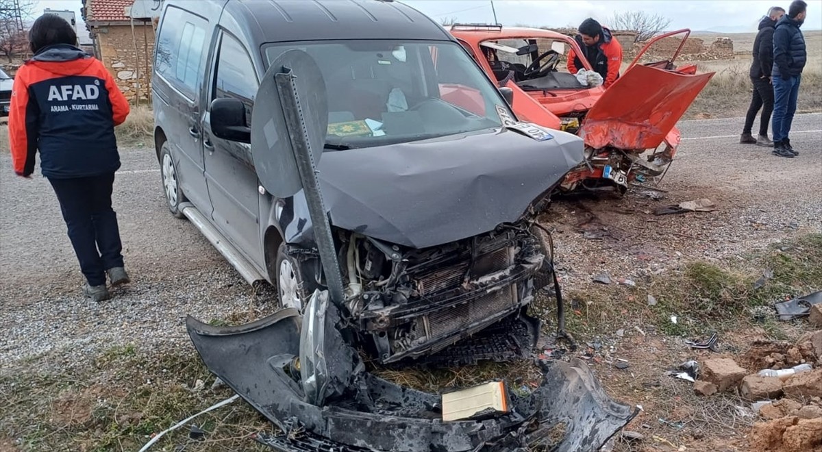 Kırşehir'in Mucur ilçesinde otomobil ve hafif ticari aracın çarpışması sonucu 1'i ağır 3 kişi...