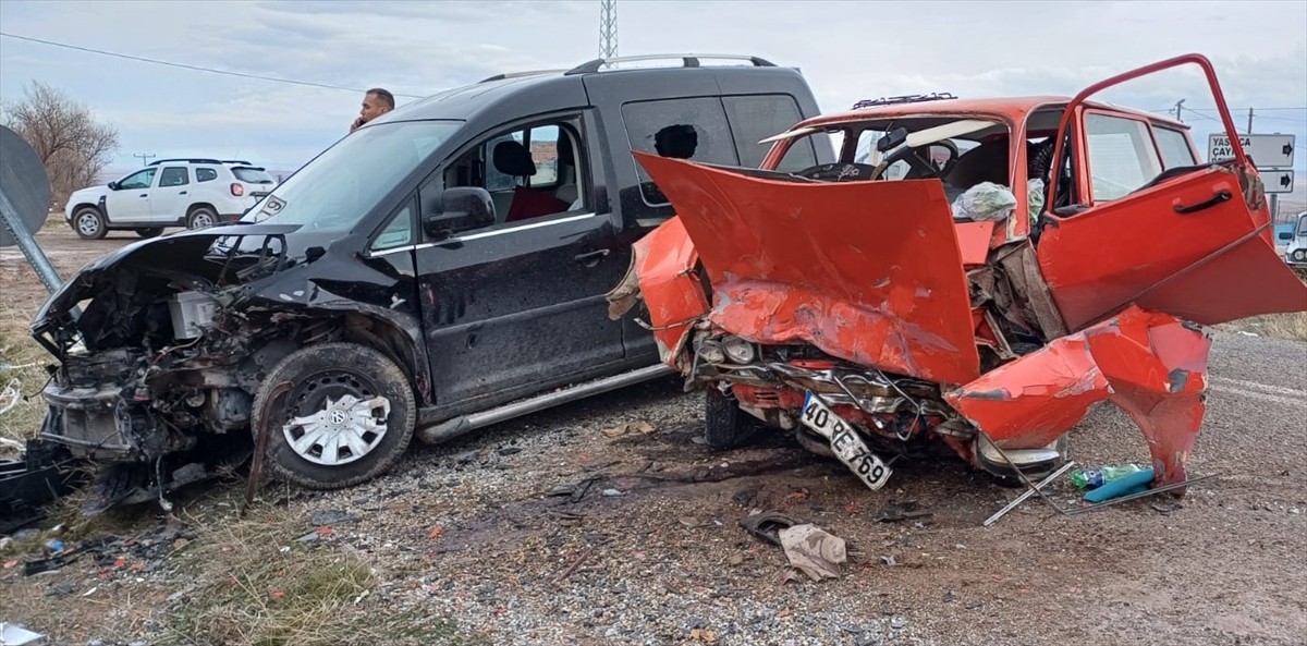 Kırşehir'in Mucur ilçesinde otomobil ve hafif ticari aracın çarpışması sonucu 1'i ağır 3 kişi...