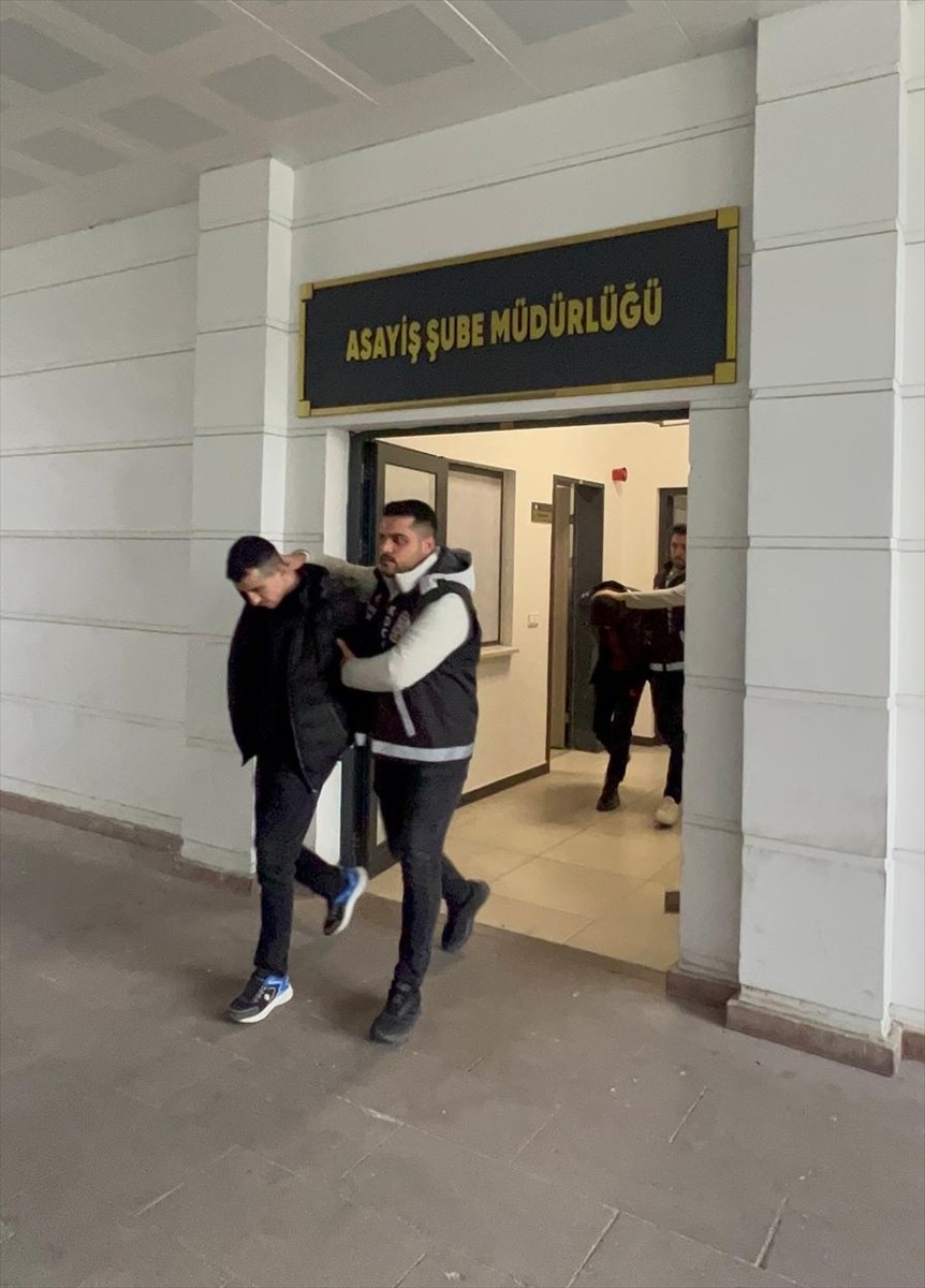 Kocaeli'de kendilerini polis olarak tanıtıp dolandırıcılık yaptıkları gerekçesiyle gözaltına...