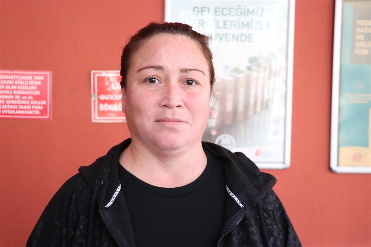 Kocaeli'nin Gölcük ilçesinde genç kızın şarampole devrilen kamyonetin çevresinde boynunda iple ölü...